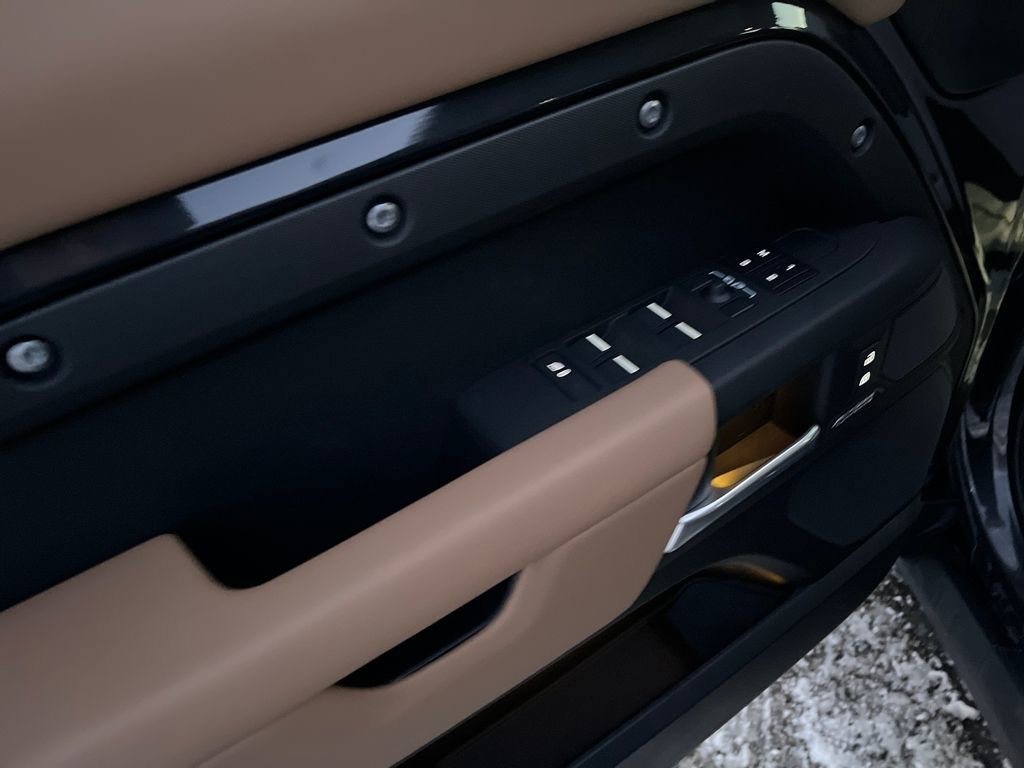 New 2026 Land Rover Defender 130 X-Dynamic SE image 11