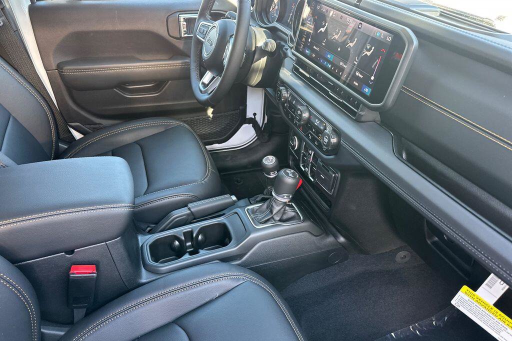 New 2026 Jeep Wrangler Unlimited Sahara AWD/4WD image 16