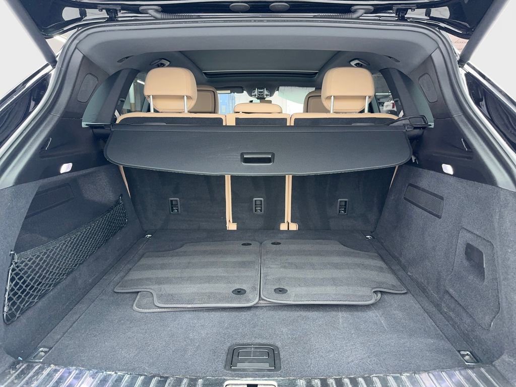 Used 2023 Porsche Cayenne Platinum Edition image 19