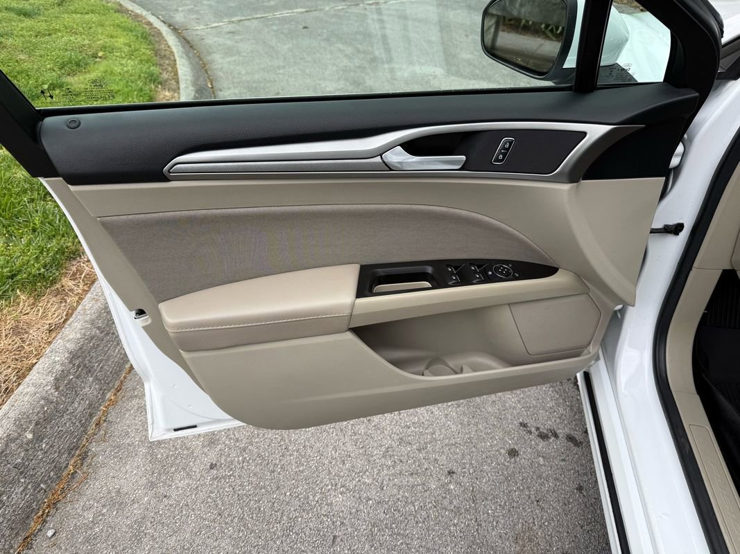 Used 2020 Ford Fusion SE FWD image 15