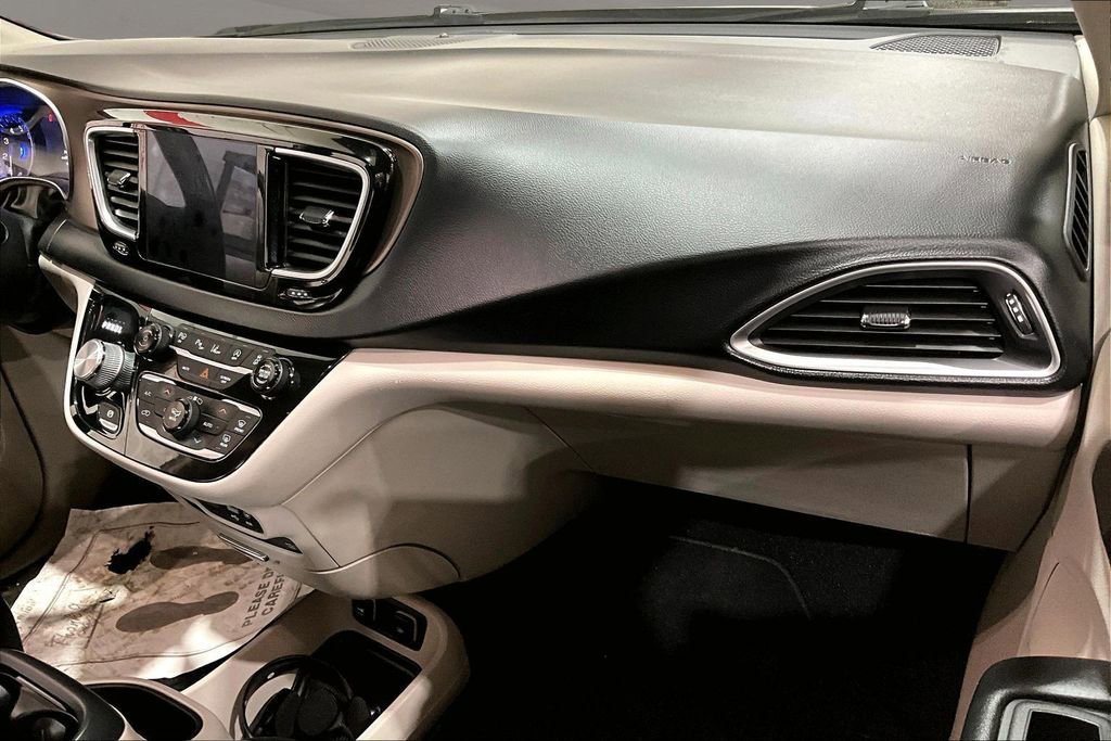 Used 2018 Chrysler Pacifica Touring-L Plus w/ Advanced Safetytec Group image 17