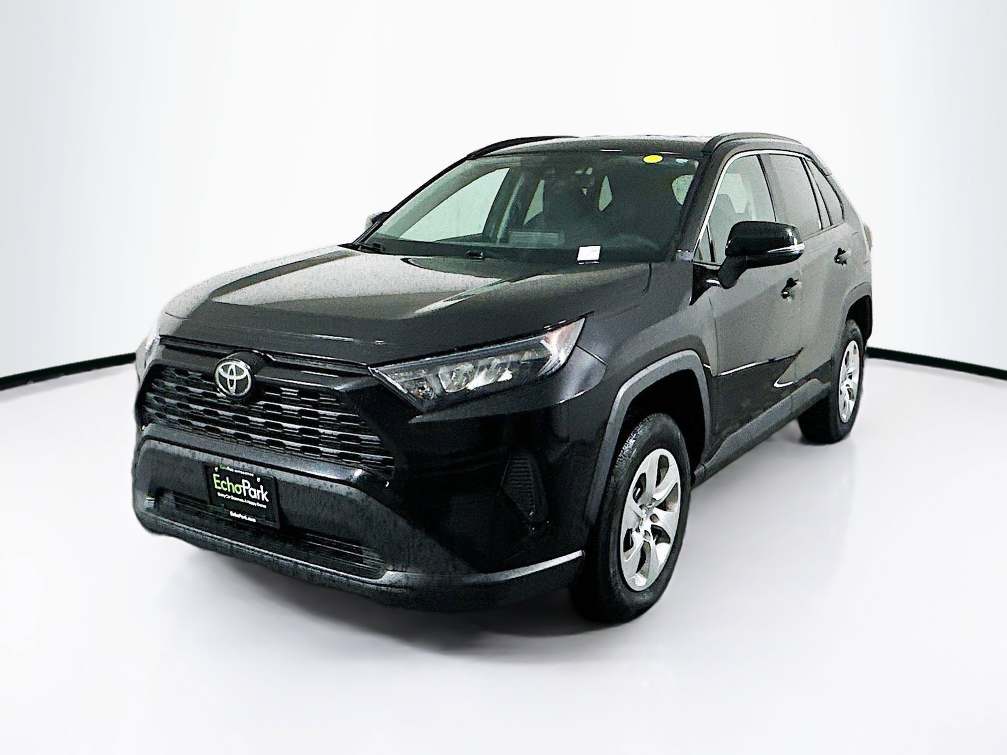 Used 2020 Toyota RAV4 LE FWD image 3