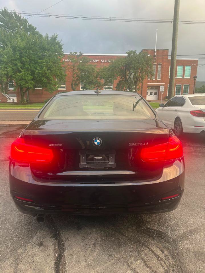 Used 2017 BMW 320i xDrive Sedan AWD/4WD image 4