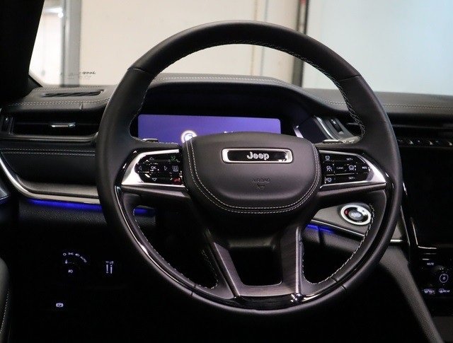 New 2023 Jeep Grand Cherokee Overland AWD/4WD image 6
