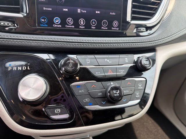 Used 2019 Chrysler Pacifica Limited FWD image 21