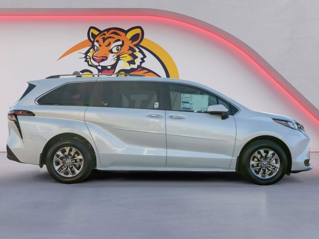 New 2026 Toyota Sienna XLE image 4