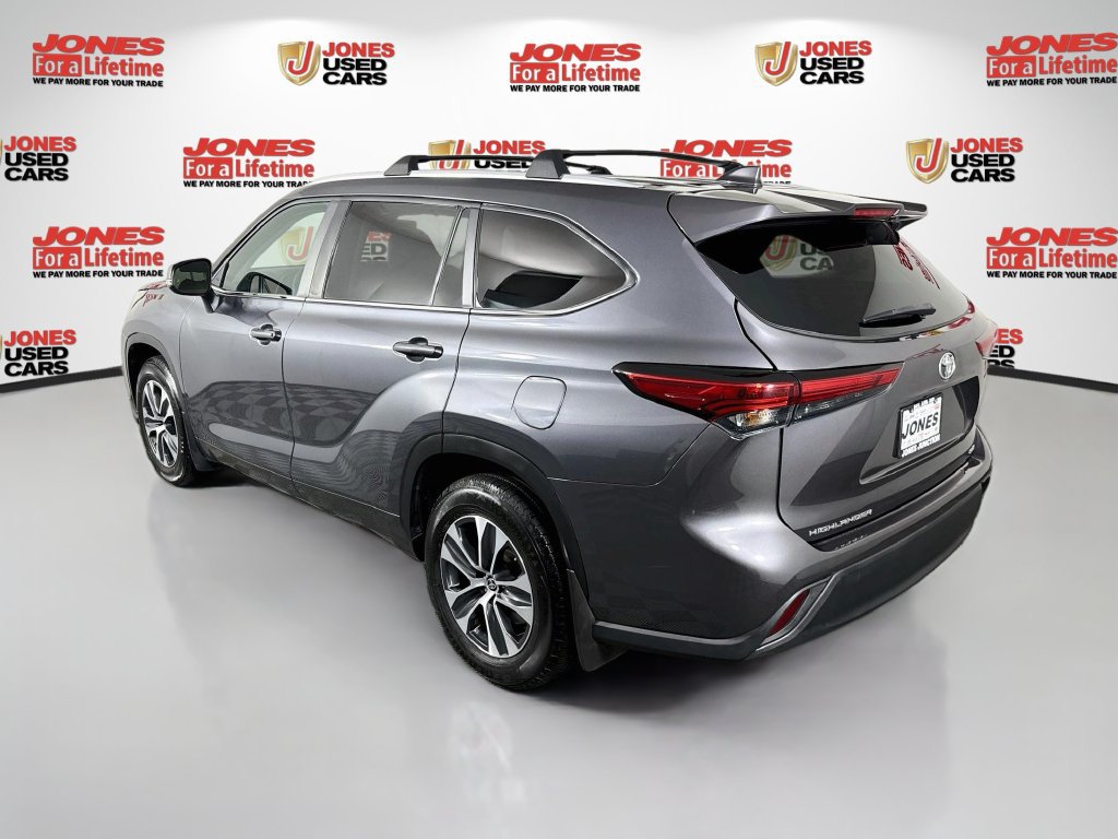 Used 2023 Toyota Highlander XLE FWD image 2