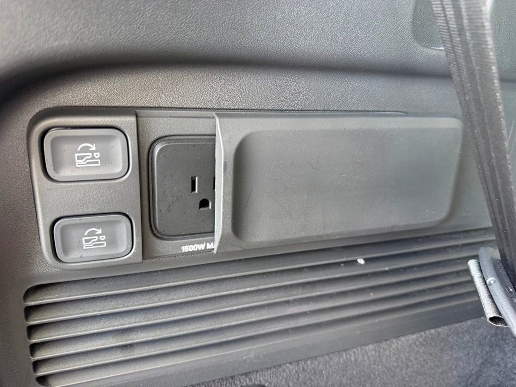 Used 2023 Rivian R1S Adventure image 31