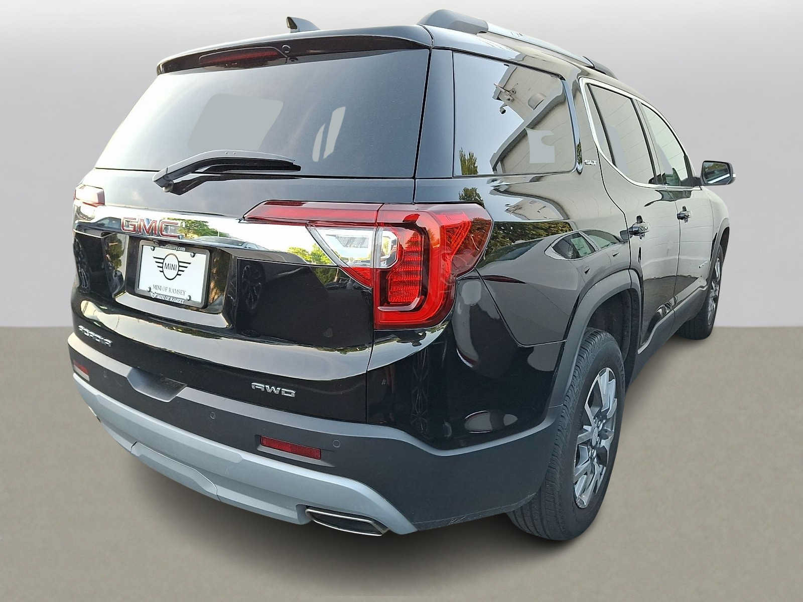 Used 2023 GMC Acadia SLT w/ Preferred Package AWD/4WD image 3