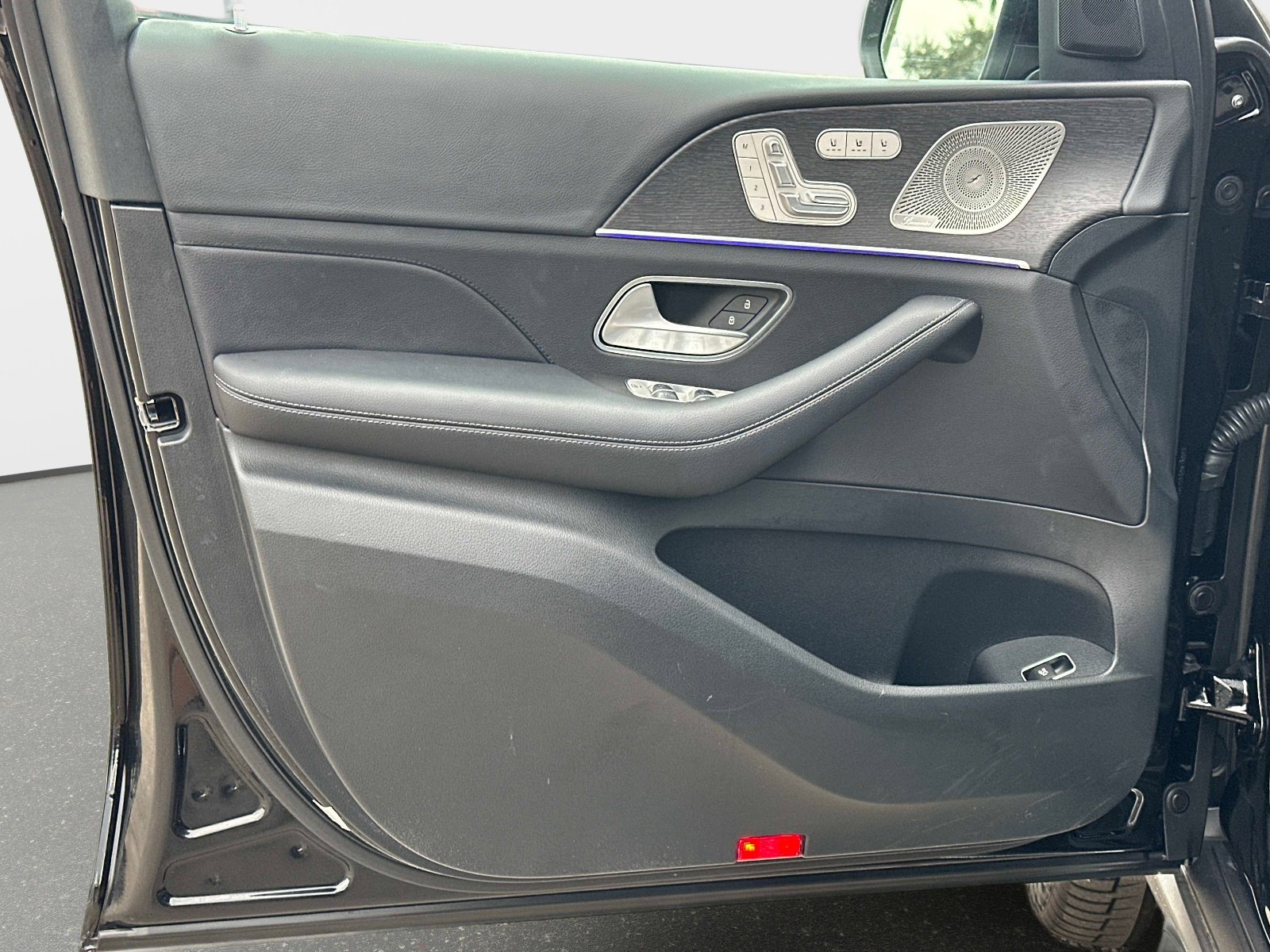 Used 2025 Mercedes-Benz GLS 580 4MATIC image 17