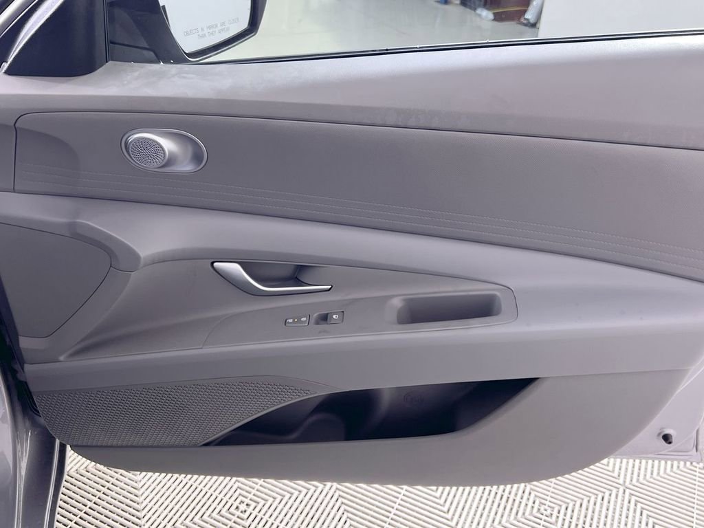 Used 2025 Hyundai Elantra SE FWD image 29