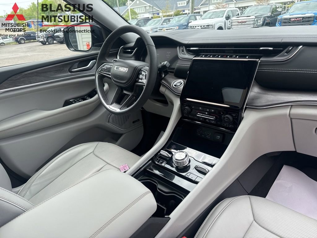 Used 2023 Jeep Grand Cherokee Overland AWD/4WD image 41