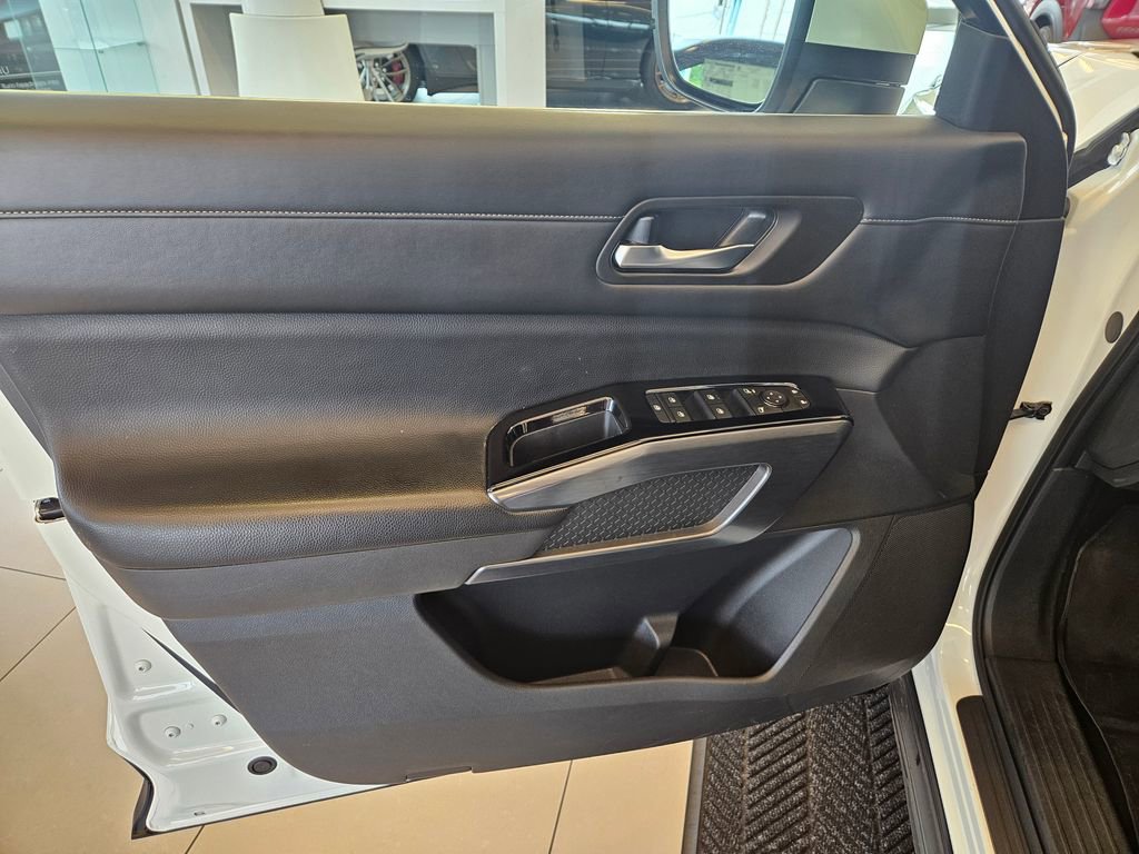 Used 2023 Nissan Pathfinder SL AWD/4WD image 13