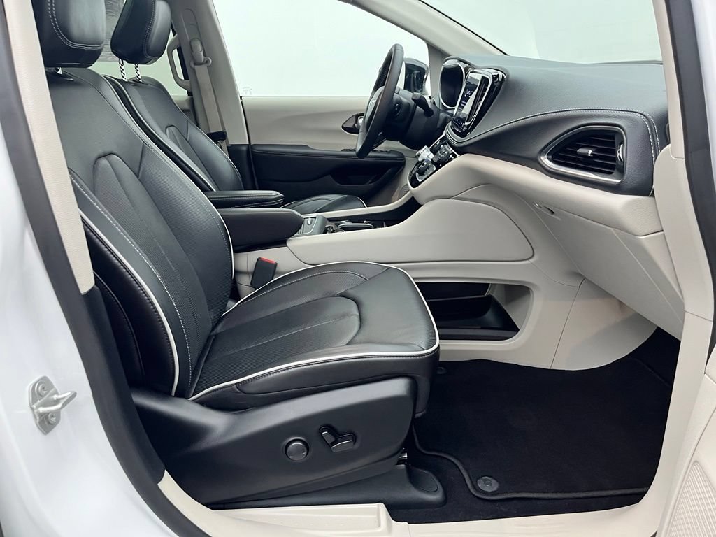 Used 2024 Chrysler Pacifica Limited FWD image 33