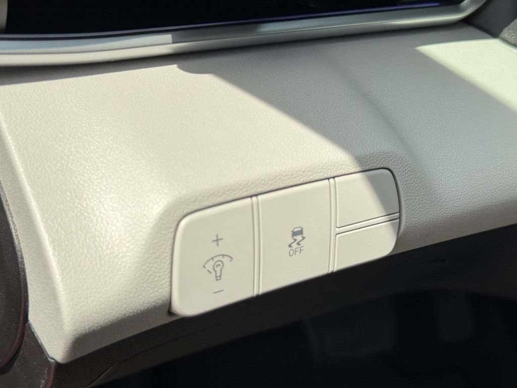 Certified 2025 Hyundai Elantra Limited FWD image 16