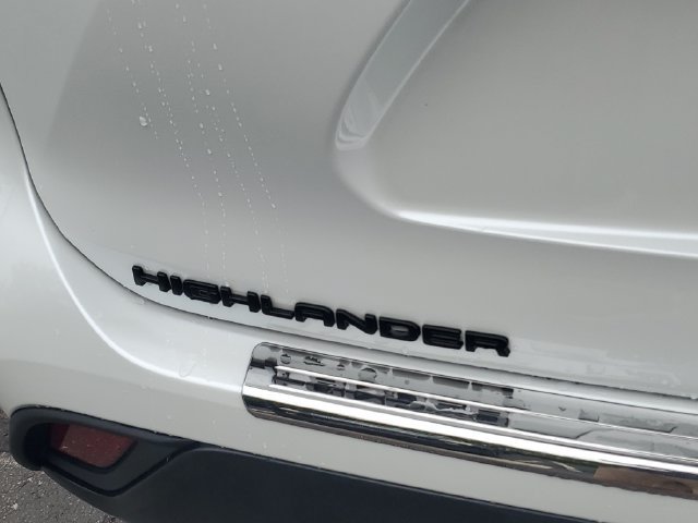 Used 2024 Toyota Highlander XLE AWD/4WD image 7