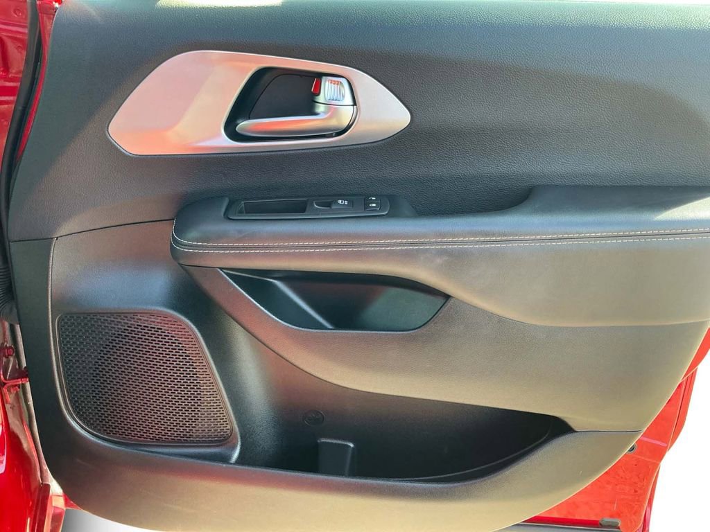 Used 2025 Chrysler Pacifica Limited image 16