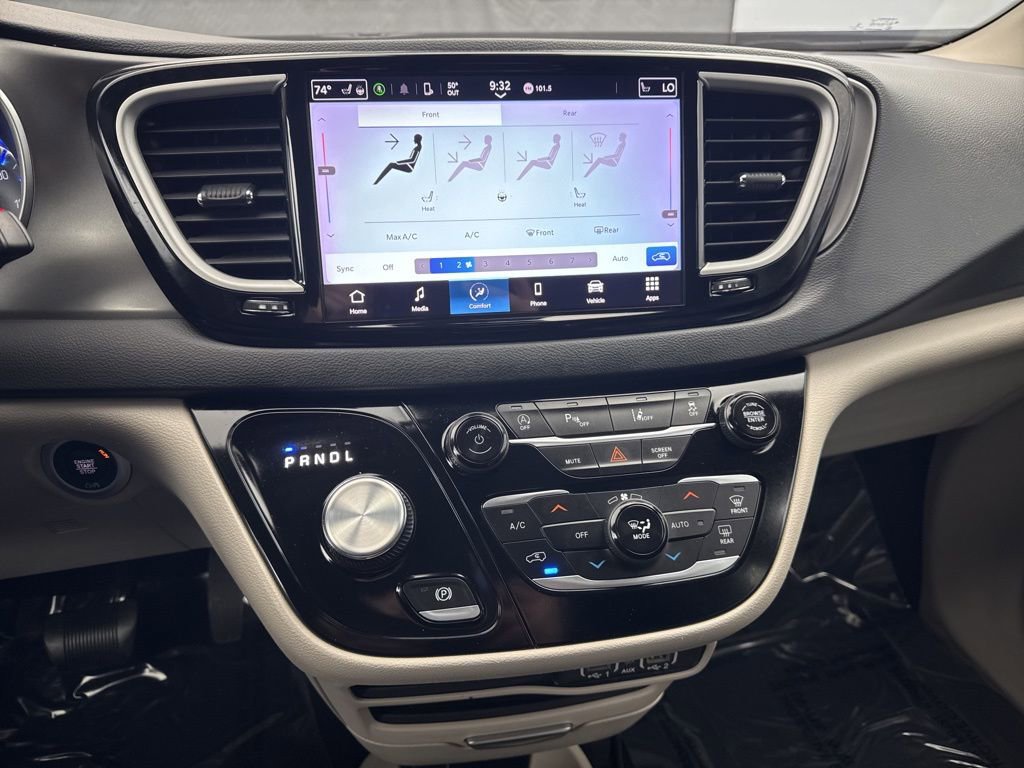 Used 2023 Chrysler Pacifica Touring-L FWD image 18