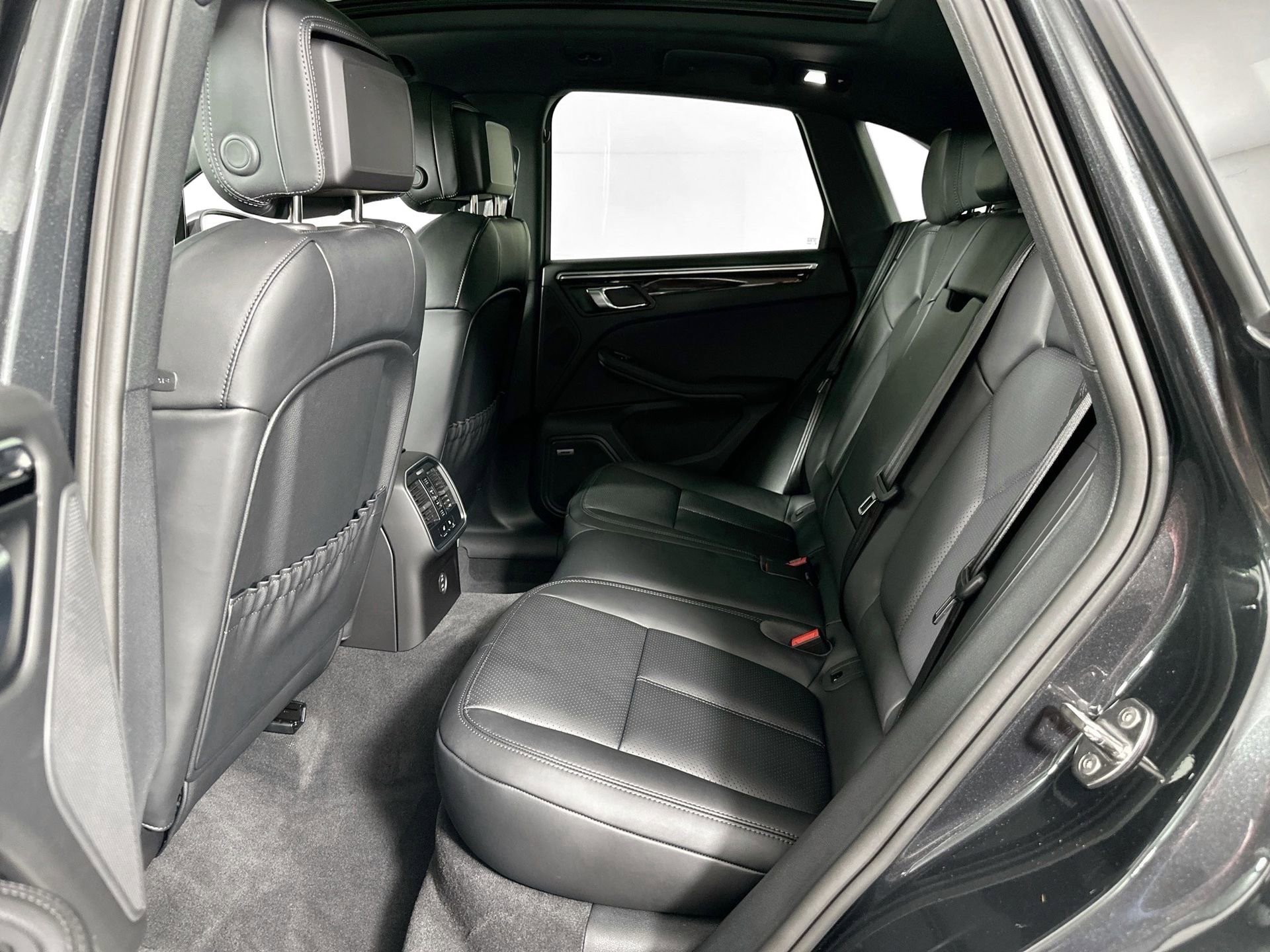 Certified 2025 Porsche Macan image 26