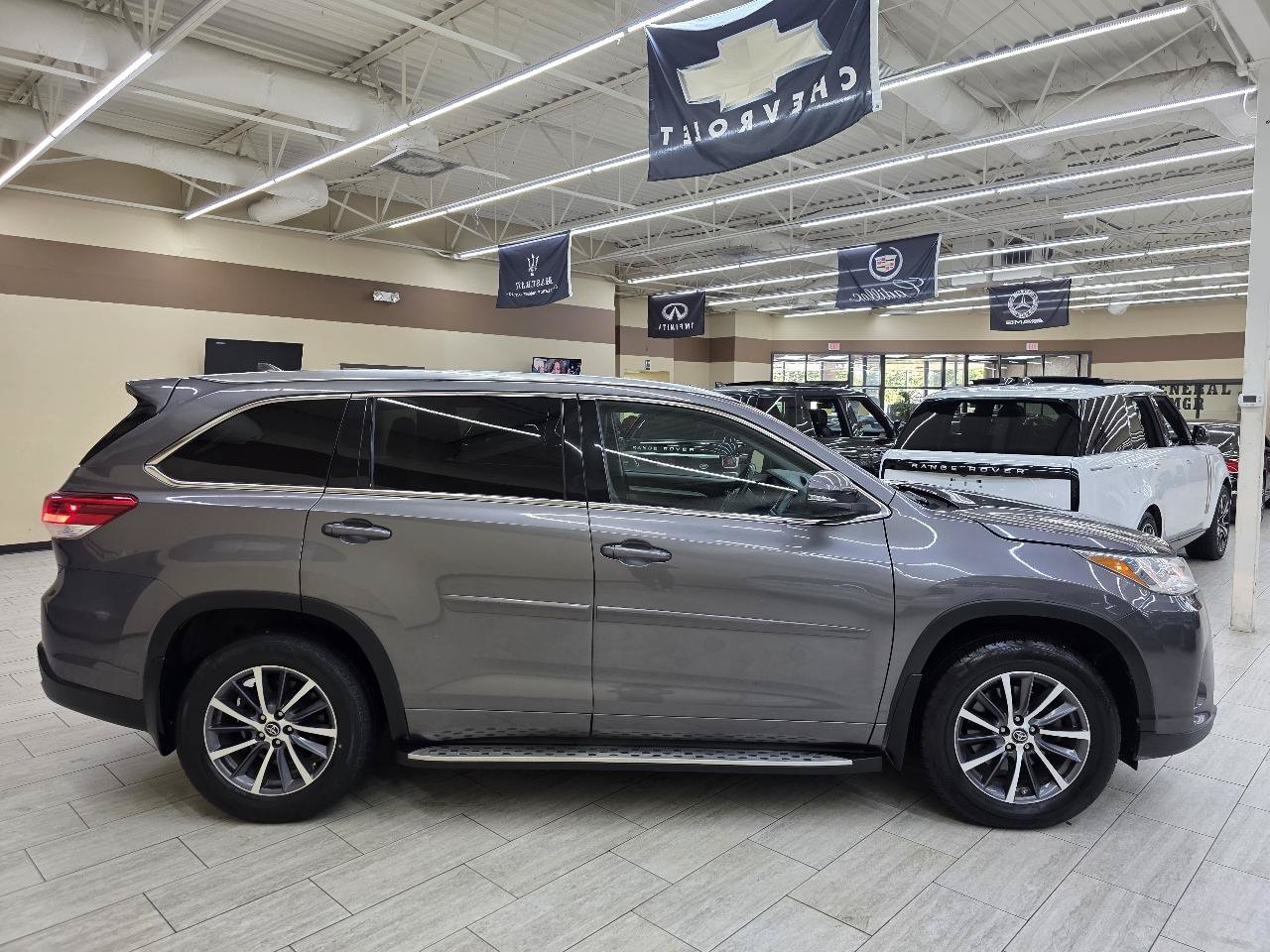 Used 2017 Toyota Highlander SE FWD image 5