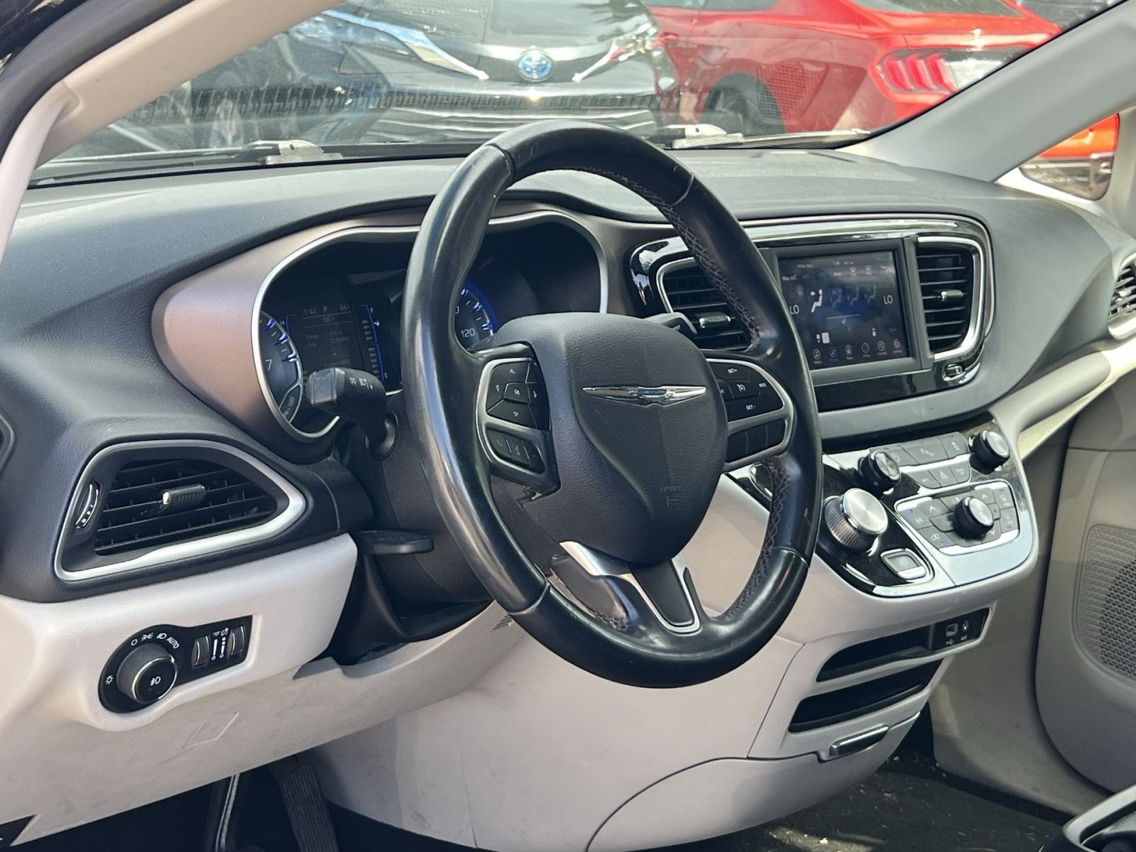 Used 2018 Chrysler Pacifica Touring-L FWD image 15