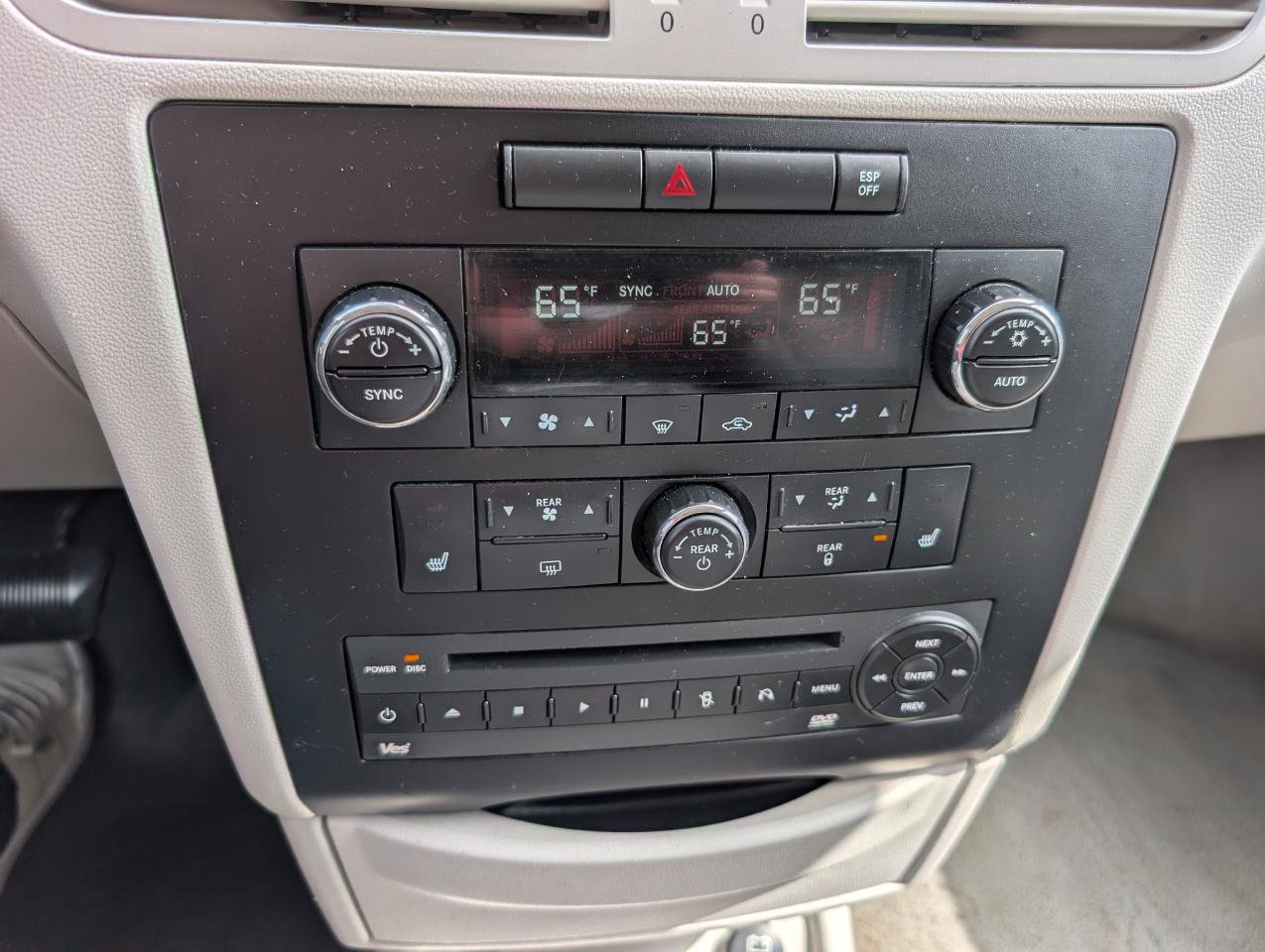 Used 2010 Volkswagen Routan SEL FWD image 27