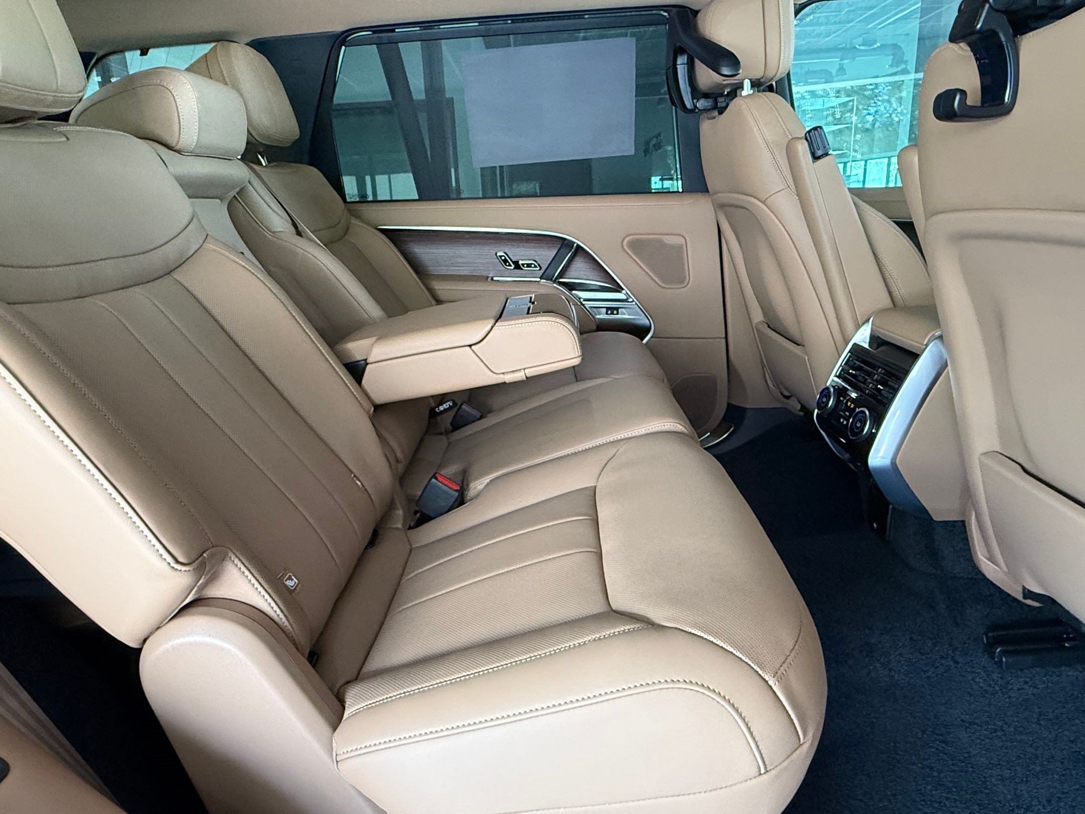 New 2026 Land Rover Range Rover Long Wheelbase SE AWD/4WD image 24