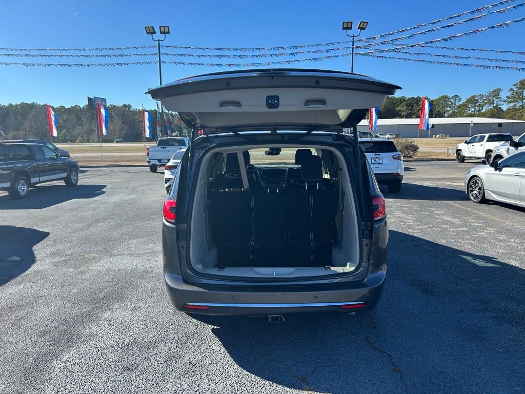 Used 2022 Chrysler Pacifica Limited w/ Uconnect Theater Family Group image 8