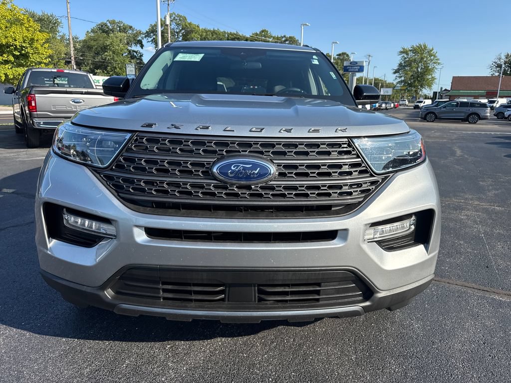 Used 2023 Ford Explorer XLT w/ Equipment Group 202A AWD/4WD image 3