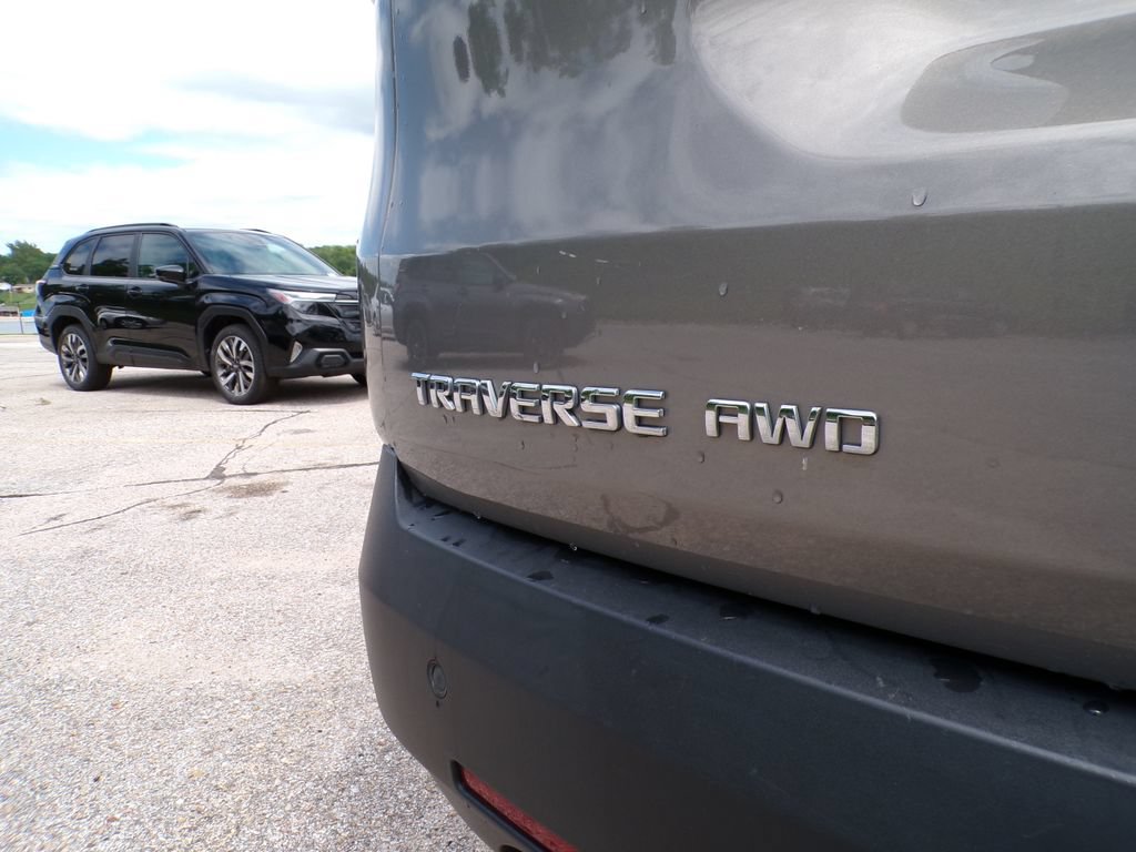Used 2018 Chevrolet Traverse LT w/ LPO, Floor Liner Package AWD/4WD image 15
