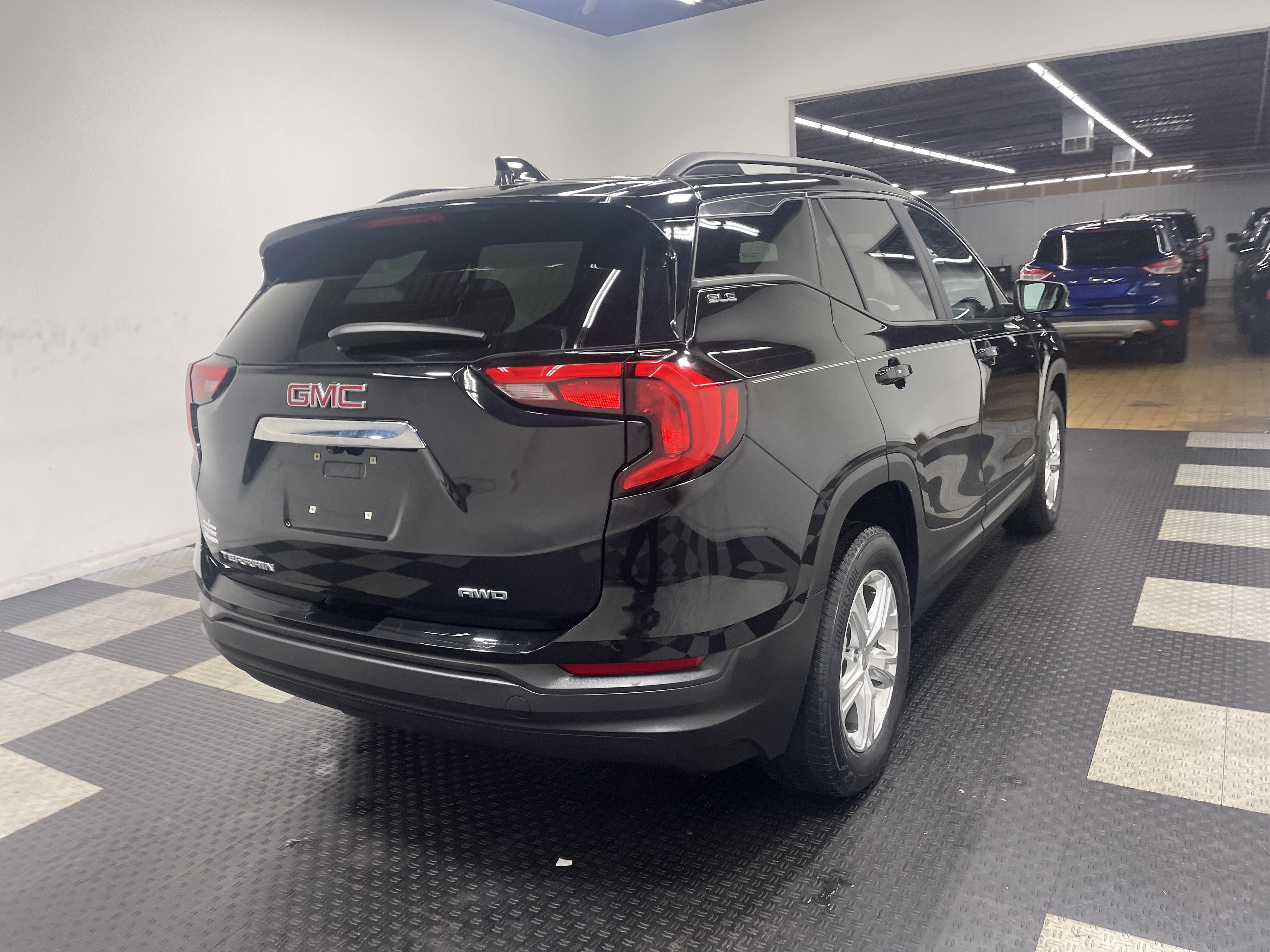 Used 2021 GMC Terrain SLE w/ Driver Convenience Package image 5