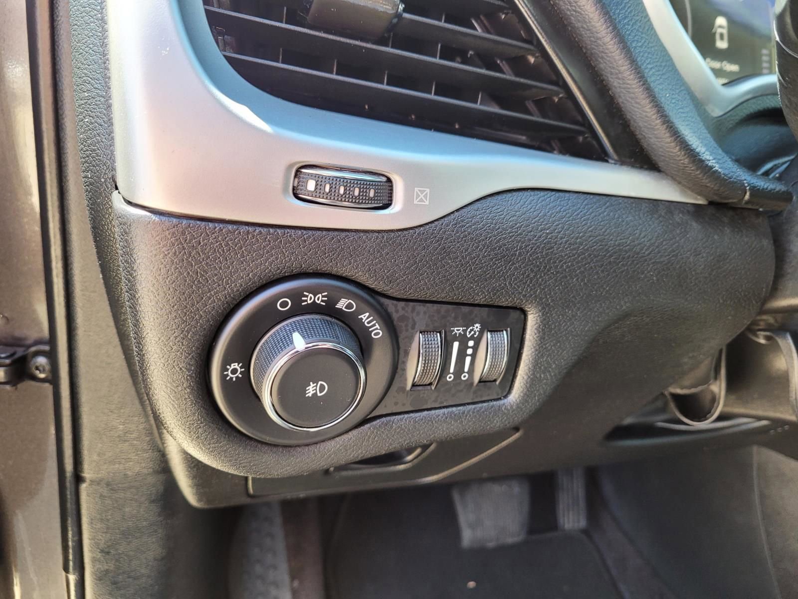 Used 2018 Jeep Cherokee Latitude Plus FWD image 23