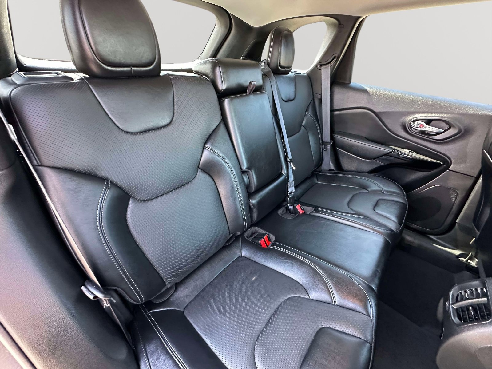 Used 2023 Jeep Cherokee Altitude Lux image 24