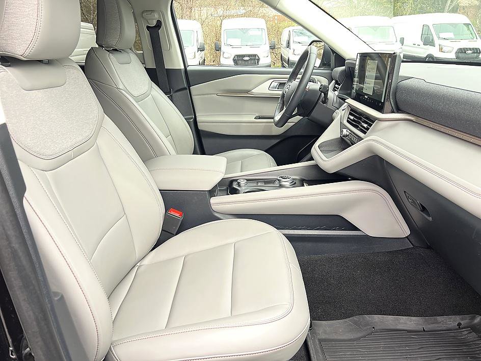 Used 2025 Ford Explorer Active w/ Active Comfort Package image 21