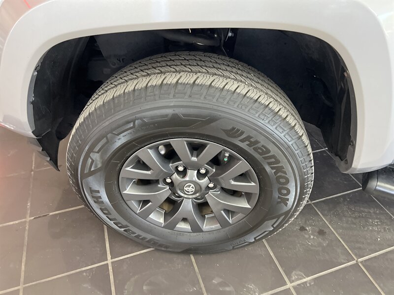 Used 2020 Toyota Tacoma SR5 RWD image 34