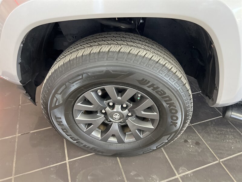 Used 2020 Toyota Tacoma SR5 RWD image 34