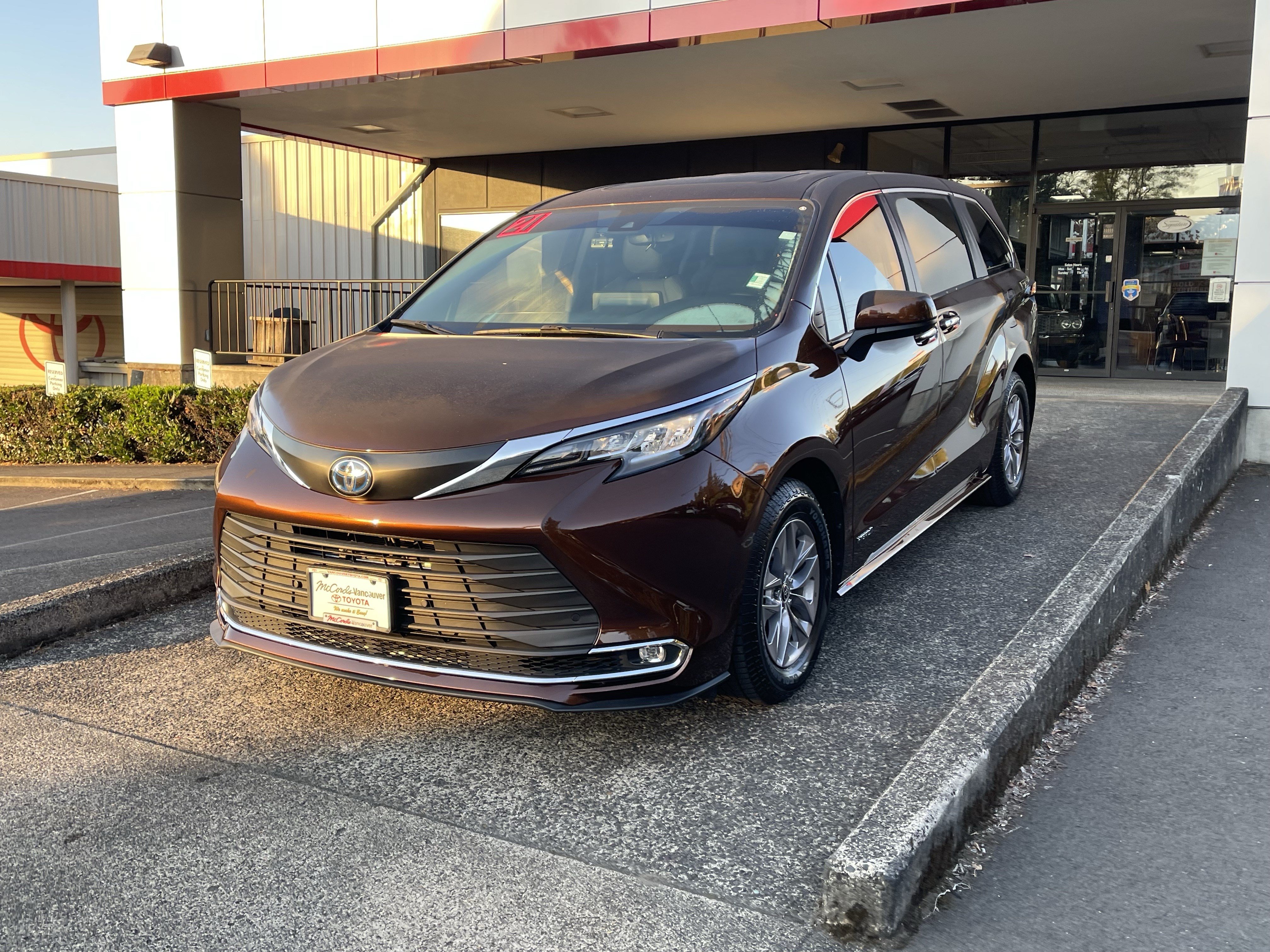 Certified 2021 Toyota Sienna XLE AWD/4WD image 4