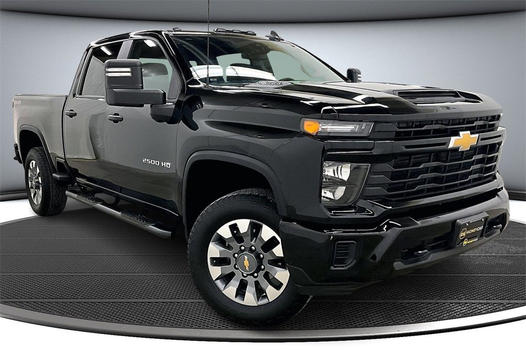 Used 2024 Chevrolet Silverado 2500 Custom image 1