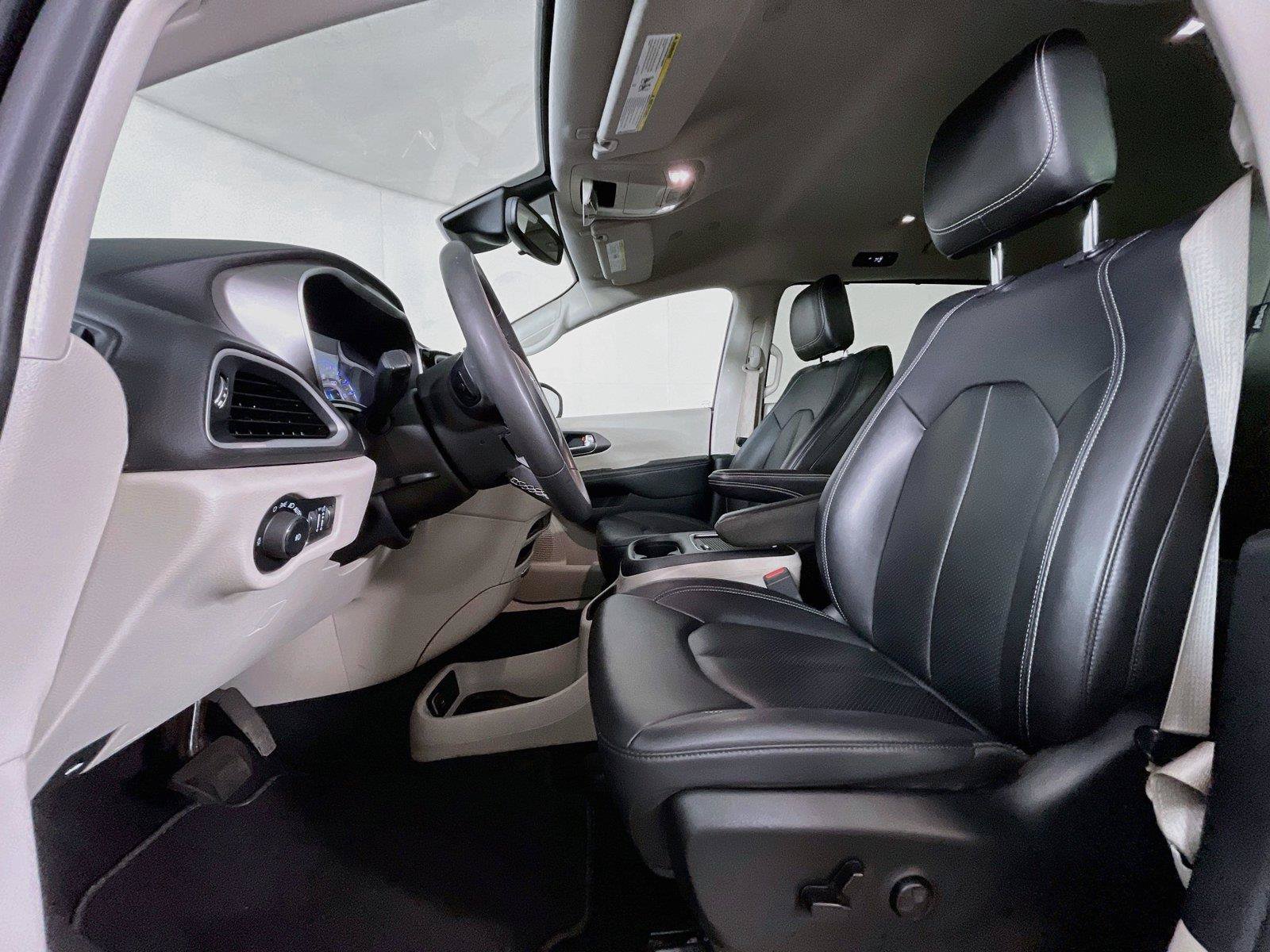 Used 2024 Chrysler Pacifica Touring-L FWD image 17