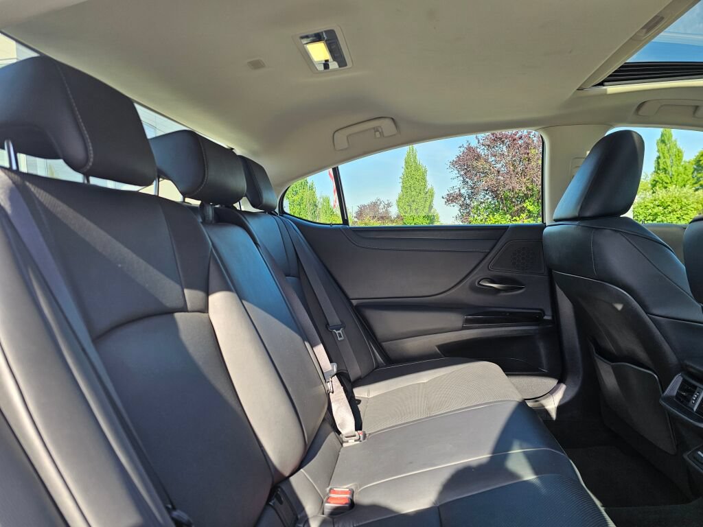 Used 2025 Lexus ES 300h w/ Premium Package FWD image 15