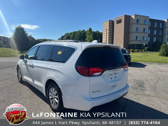 Used 2017 Chrysler Pacifica Touring-L FWD image 3