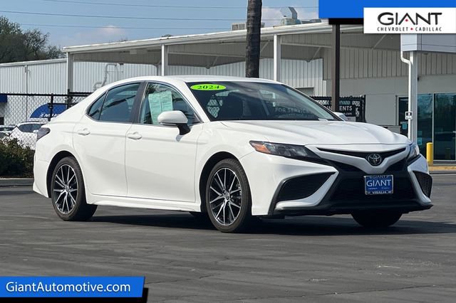 Used 2024 Toyota Camry SE image 1