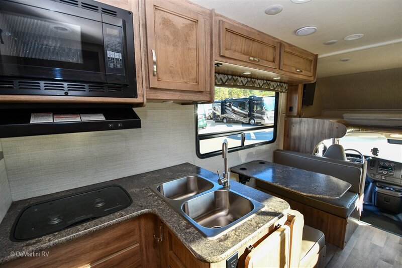Used 2018 Chevrolet Express 4500 w/ RV Package RWD image 14