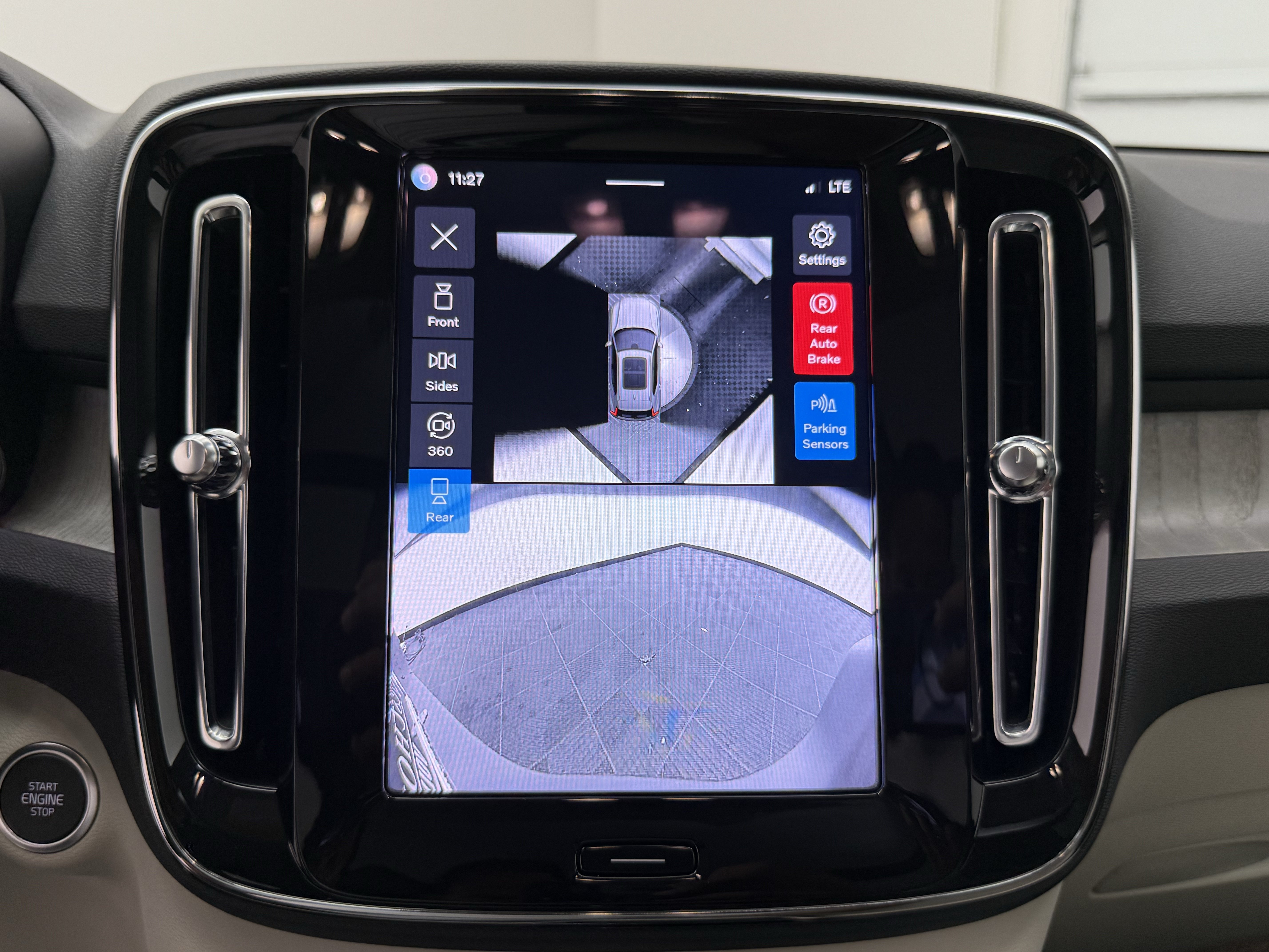Certified 2025 Volvo XC40 B5 Ultra AWD/4WD image 21