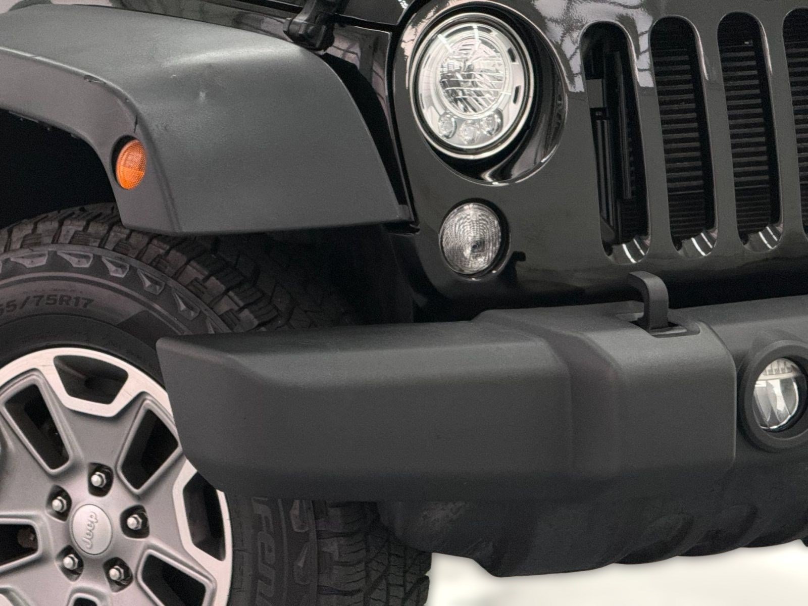 Used 2018 Jeep Wrangler Unlimited Rubicon w/ Connectivity Group AWD/4WD image 10