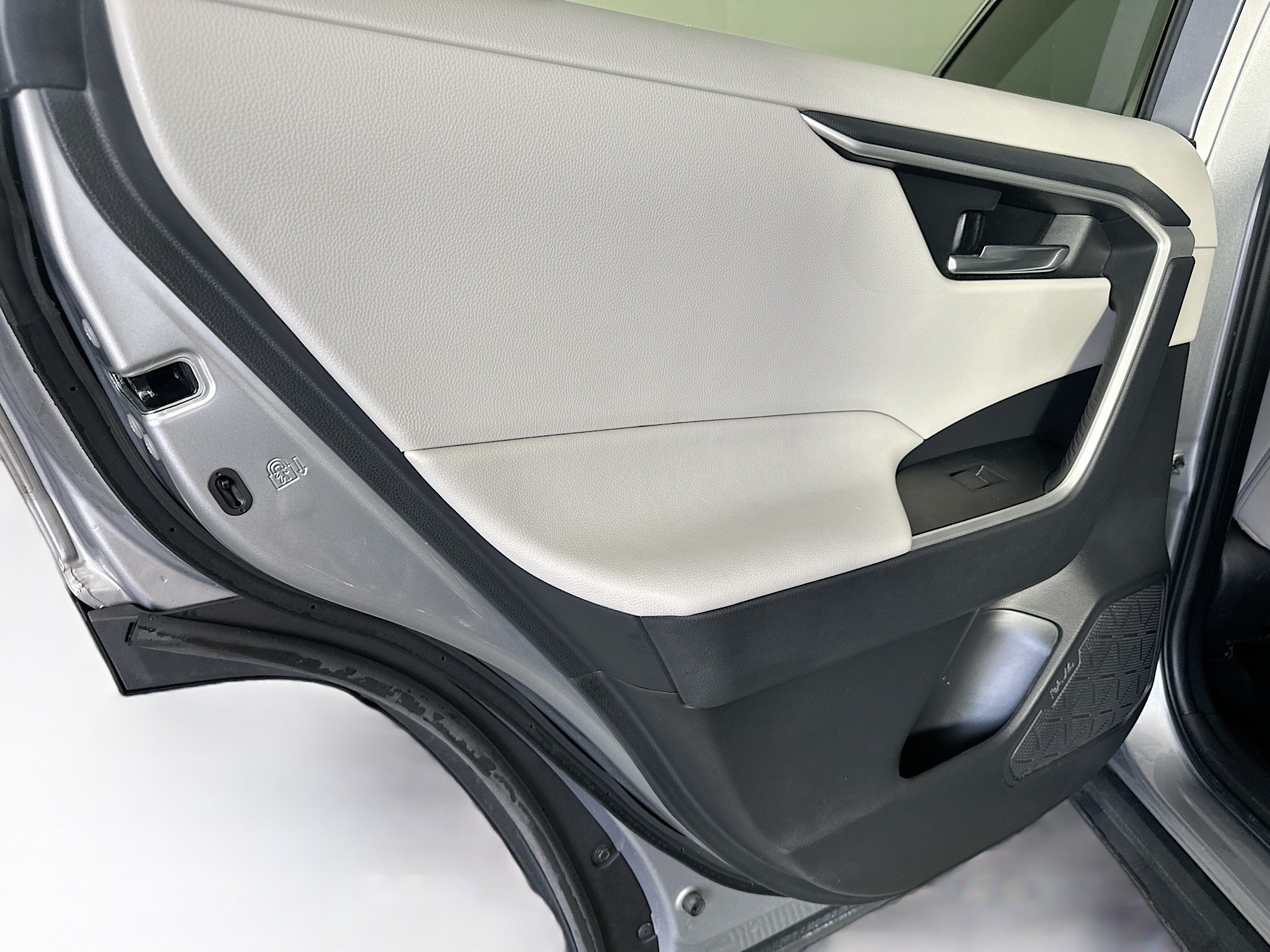 Used 2021 Toyota RAV4 XLE Premium FWD image 26