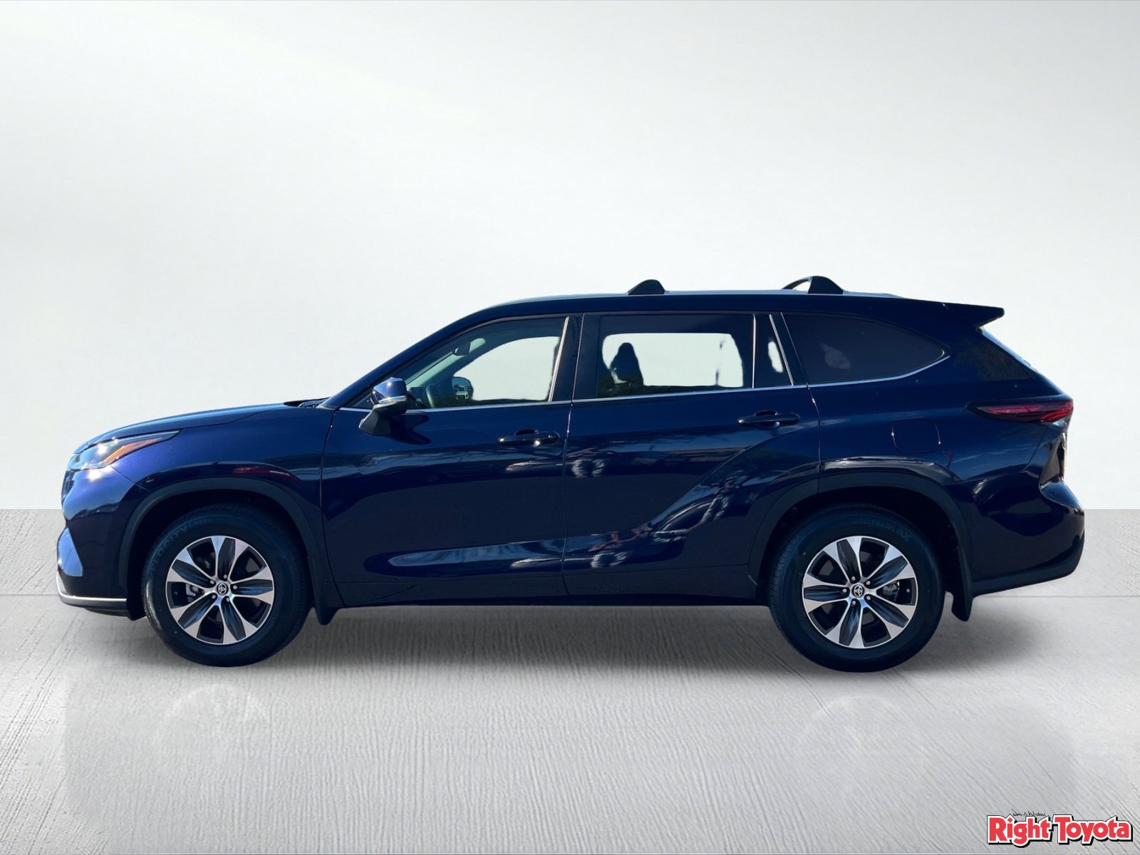 Used 2024 Toyota Highlander XLE AWD/4WD image 3
