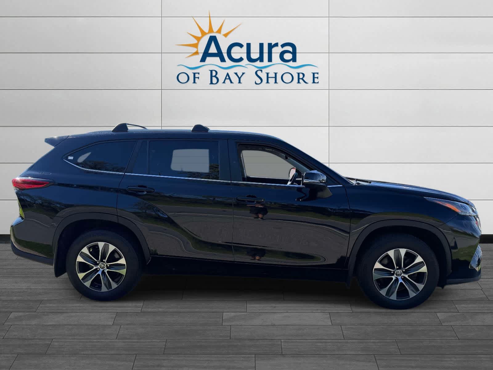 Used 2023 Toyota Highlander XLE AWD/4WD image 5