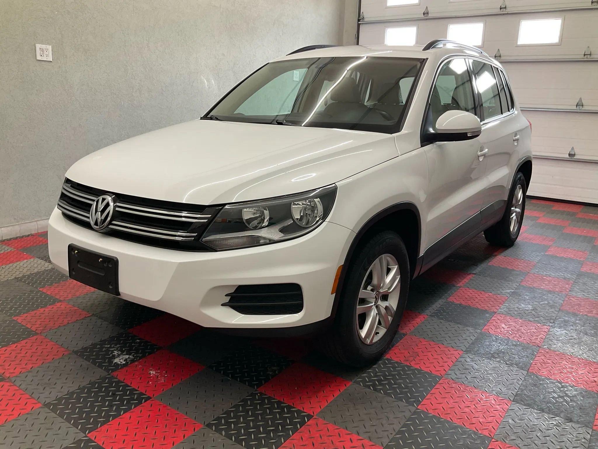 Used 2016 Volkswagen Tiguan S FWD image 1