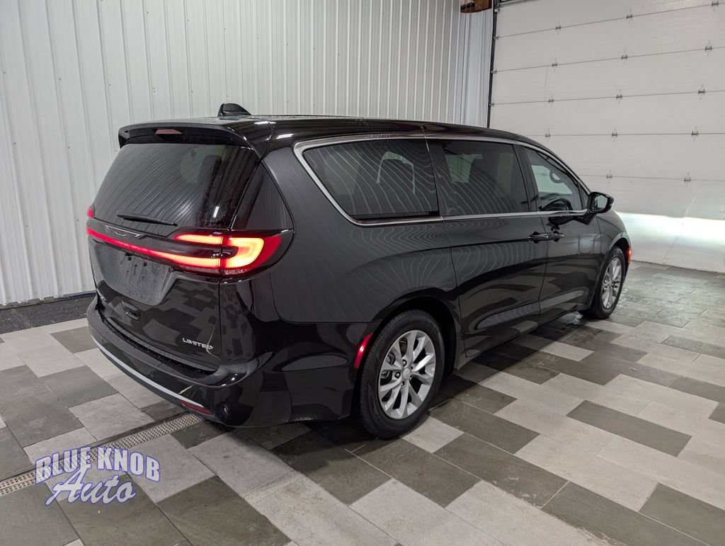 Used 2027 Chrysler Pacifica Limited FWD image 4